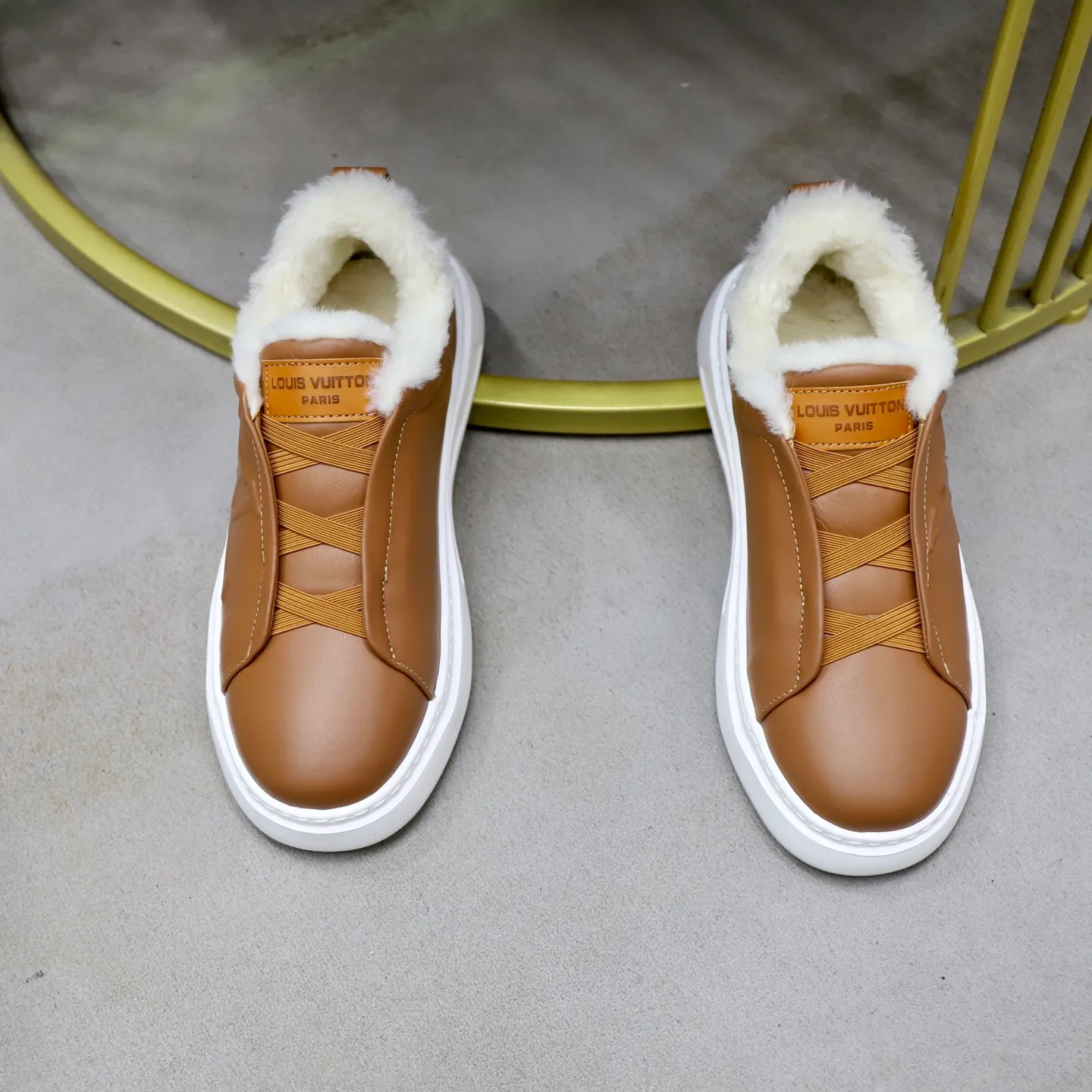 Ex-factory price: 500💰🙅‍♂️🙅‍♂️🙅‍♂️ Brand: LV Louis Vuitton Standard code: 38-44 (45 customized) Grade: Same as the official website Material: Original cowhide fabric Comfortable and warm wool lining Increased lightness, wear-resistant and soft outsole Style category: Men's fashionable casual shoes Running sneakers Distinguished luxury brand elements Top luxury Color: actual picture color